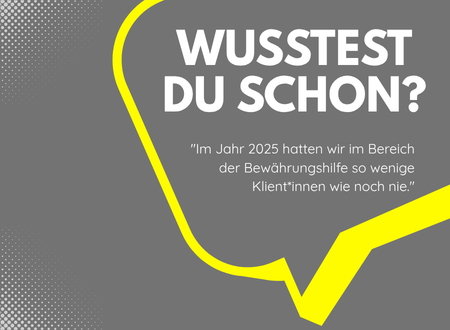 Mittig ist ein Schriftzug zu lesen: 